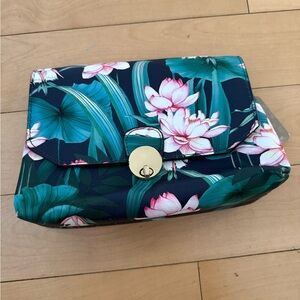 Women bag never used